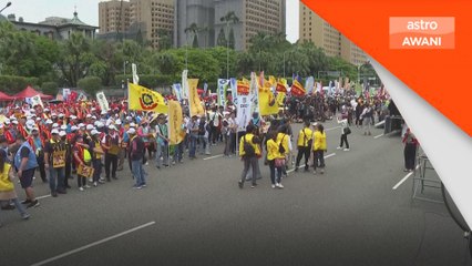 Para penunjuk perasaan berarak di Taiwan tuntut kenaikan gaji, perlindungan pekerja