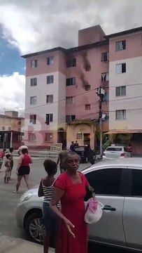 Incêndio atinge prédio de condomínio em Simões Filho