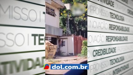 Câmeras de segurança registraram o momento em que um homem sofreu uma forte descarga elétrica ao tentar roubar fios de um padrão de energia no Espírito Santo.