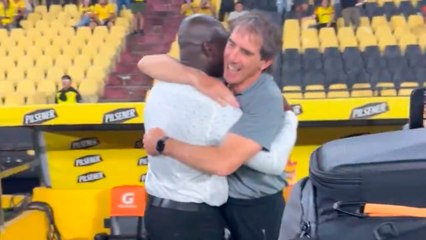 Efusivo saludo entre Guillermo Almada y Segundo Castillo en el duelo del Centenario en Guayaquil