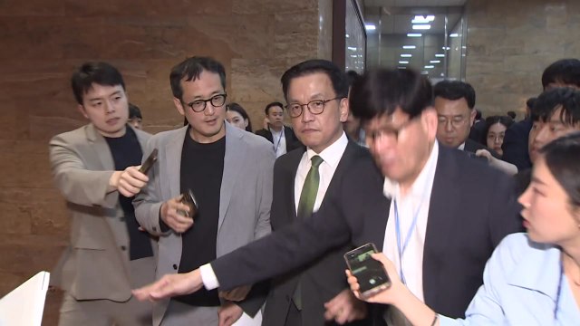 최상목, 탄핵안 상정 앞서 본회의 퇴장...묵묵부답 / YTN