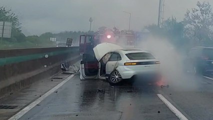 고속도로 달리던 SUV, 빗길 미끄러져 사고 후 불 / YTN