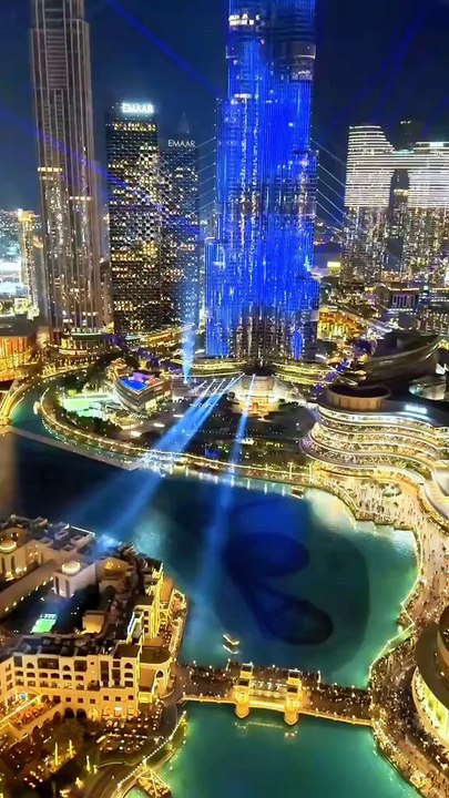 Découvre Dubaï sous un nouvel angle avec une vue spectaculaire sur une structure illuminée unique, bordée d’une piscine rétro en plein centre-ville. Une ambiance féérique entre modernité et luxe à ne pas manquer en vidéo !