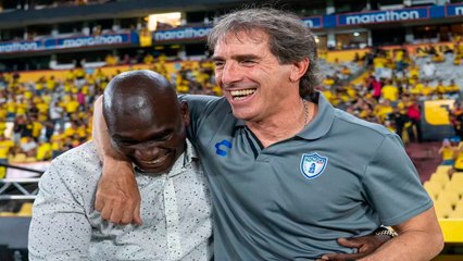 Pachuca: Guillermo Almada y Segundo Castillo comparten abrazo en la noche del centenario del Barcelona de Guayaquil