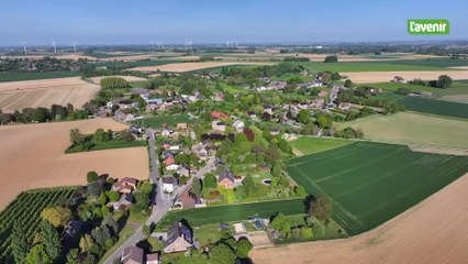 L'église au milieu du village : Poucet