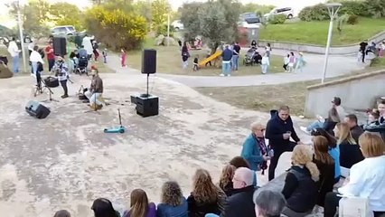 Nulvi, chi ha rinunciato alla gita fuori porta ha festeggiato a suon di musica in piazza Andrea Parodi