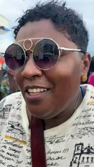 Gari celebra o Dia do Trabalhador ao som de Edson Gomes no Farol da Barra; assista