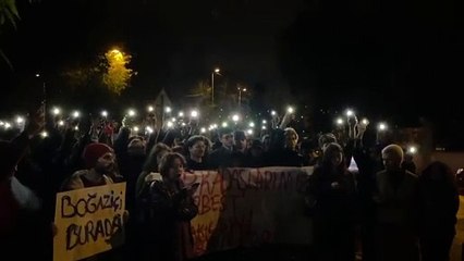 Üniversiteliler, gözaltındaki arkadaşları için Vatan Emniyet'in önünde