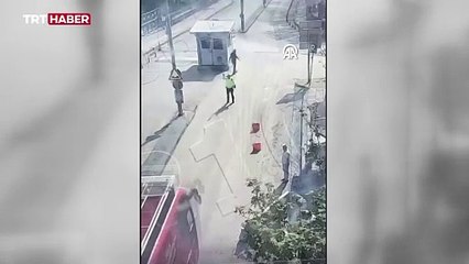 CHP’nin şoförü polisin üzerine otobüs sürdüğü anlar kamera