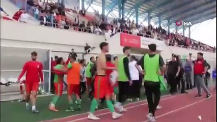 Sahada skandal! Şırnak'ta bir koruma polisi sahaya dalıp futbolcuyu darp etti!