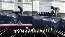 หนุ่มปีนรถบรรทุกยกไฟจราจรหลบ หลังรถสูงเกินผ่านไม่ได้ เรียกเสียงฮาทั้งถนน !