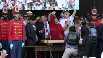 Con la espada de Bolívar, Petro defiende sus reformas en una marcha multitudinaria