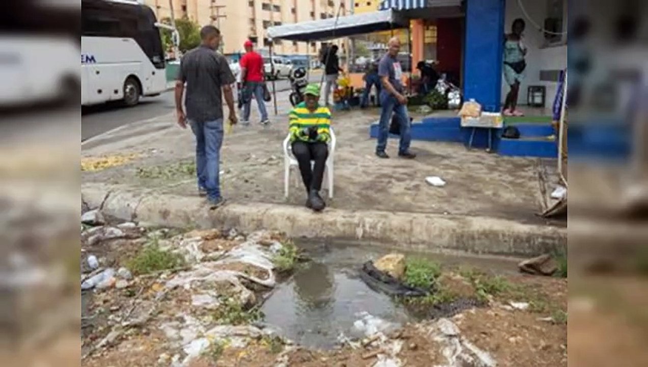 Cloaca desbordada afecta a comerciantes de el "Pequeño Haití"