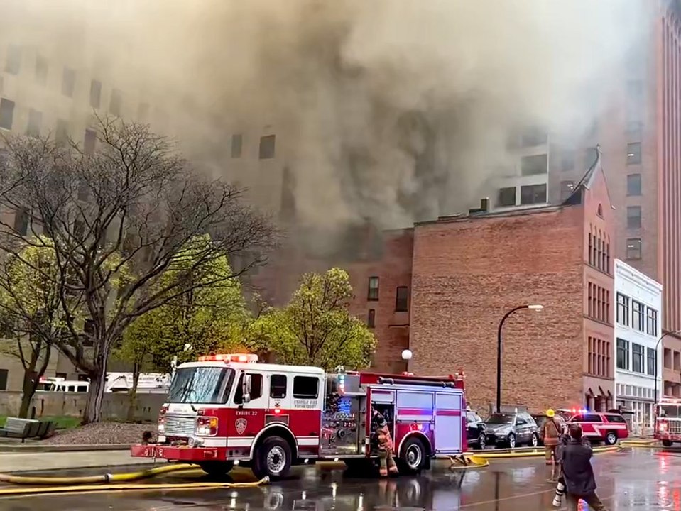 Großbrand in Hochhaus: Rauch gefährdet Anwohner