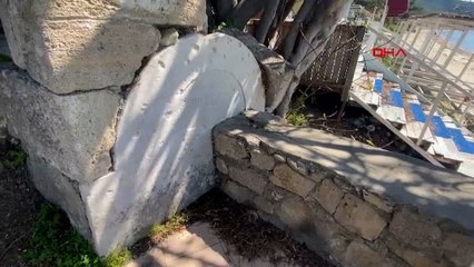 Tarihi çeşme taşı, duvarın içinde kalmış