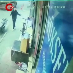 Kavgada husumetlisine ateş etti: Yoldan geçeni öldürdü!