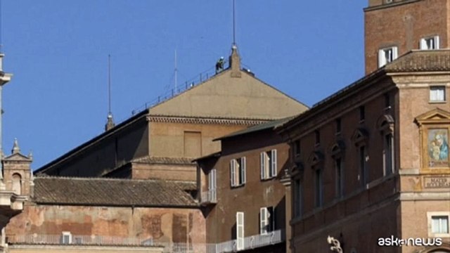Conclave, prove di fumata sulla Sistina. Montato il comignolo