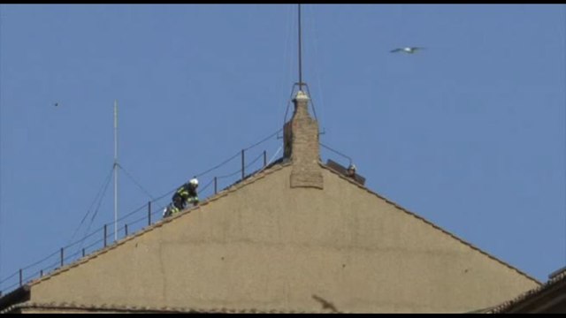 Conclave, prove di fumata sulla Sistina. Montato il comignolo