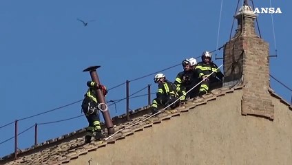 Conclave, montato il comignolo sul tetto della Cappella Sistina