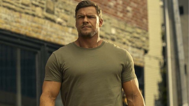 Ist Reacher größer als ein Grizzly-Bär? Serienstar Alan Ritchson lässt sich auf ein kleines Quiz ein