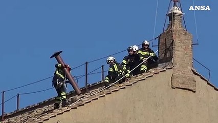 Conclave, sul tetto della Cappella Sistina montato il comignolo da cui usciranno le fumate