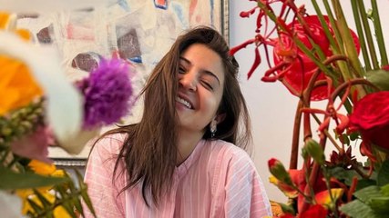 फूलों के बीच पोज देती दिखीं Anushka Sharma!