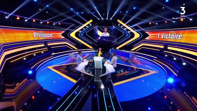 Samuel Etienne présente Questions pour un champion depuis le 22 février 2016.