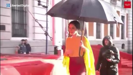 Ayuso ovacionada por el 2 de mayo  en Madrid pese al mal tiempo