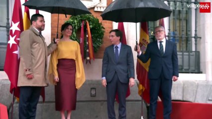 Ayuso y Almeida realizan la tradicional ofrenda floral bajo el diluvio | 2 de mayo