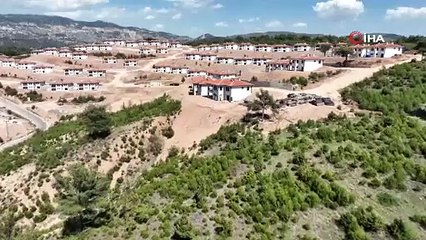 Asrın felaketi bölgesinde yapımı süren '''villa gibi evler'' ortaya çıktı