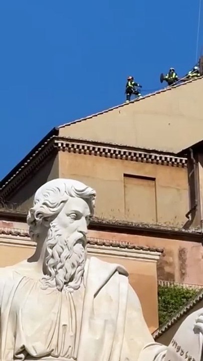 Instalaron la chimenea del Vaticano