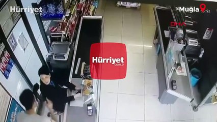 Çalıştığı zincir markette mesai arkadaşı tarafından darbedildi, o anlar kamerada