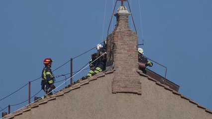 콘클라베 준비 '속도'...성당 굴뚝 설치 모습 포착 / YTN