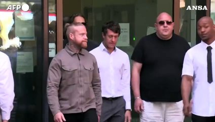 L'attore comico britannico Russell Brand in tribunale per le accuse di stupro