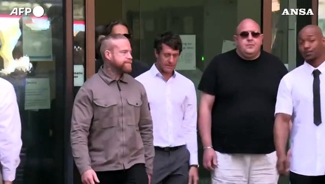 L'attore comico britannico Russell Brand in tribunale per le accuse di stupro