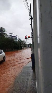 Chuva provoca alagamentos em Lauro de Freitas; assista