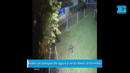 ¡Con los chicos no! Robó un tanque de agua de un club de La Plata y se lo llevó al hombro