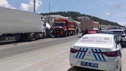 Mersin'de kontrolden çıkan kamyon ortalığı savaş alanına çevirdi