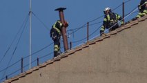 Instalan la chimenea por la que se anunciará al nuevo Papa