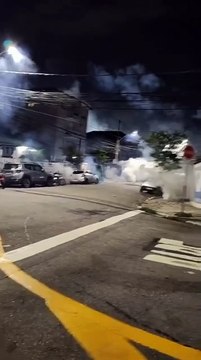 Torcida causa tumulto após empate do Santos F.C. na Vila Belmiro e PM intervém com spray de pimenta; VÍDEOS