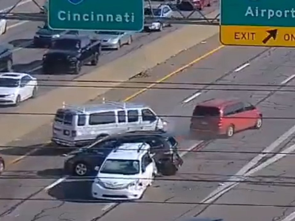 Auto bremst mitten auf highway und verursacht crash