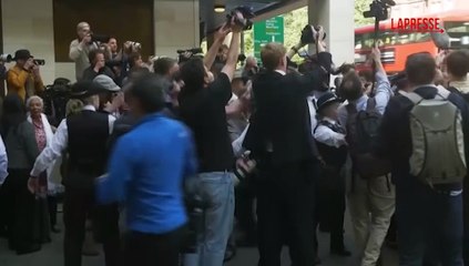Russell Brand in tribunale al processo per stupro assediato dalle telecamere