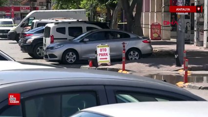 Antalya'da kaldırıma bırakılan bond çanta, fünye ile patlatıldı