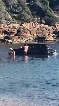 Leur voiture est emportée par la mer