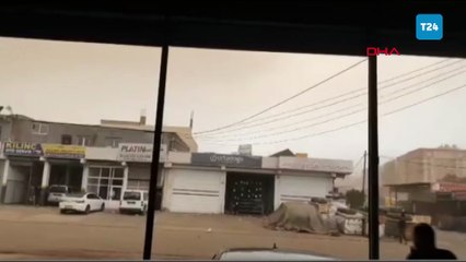 Fırtınada uçan levha tellere çarpıp yön değiştirdi, motosiklettekiler ölümden döndü