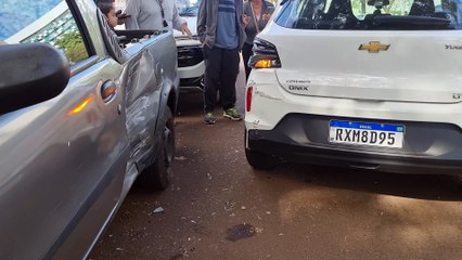 Idoso bate Onix em carros estacionados durante tentativa de manobra
