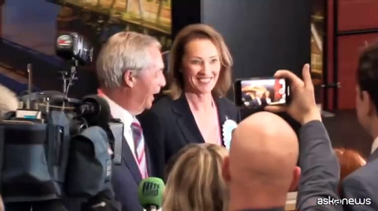 L'estrema destra di Farage strappa un seggio al Labour in Gran Bretagna