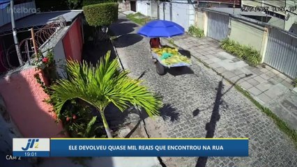 Ele devolveu quase mil reais que encontrou na rua