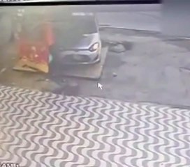 Motorista perde o controle de veículo, atinge chaveiro em Bonsucesso e foge