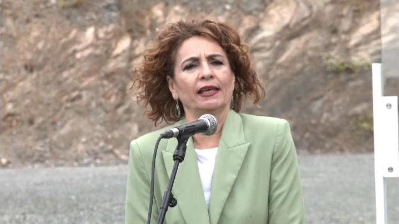 Montero contrapone “la defensa del interés general del Gobierno” al “interés particular” de las eléctricas.